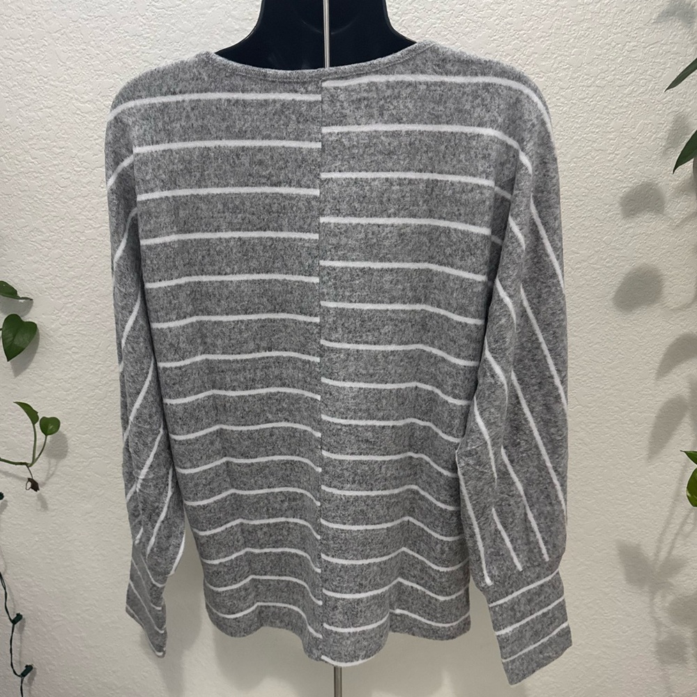 Women’s Gray Striped Long Sleeve Top Soft Knit Size S and M New Without Tags - Picture 2 of 3